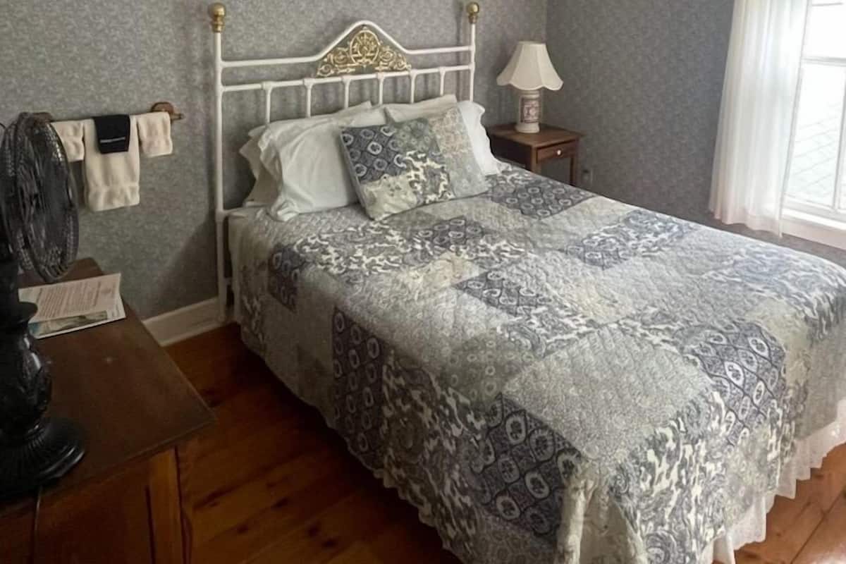 Room, 1 Queen Bed, Shared Bathroom | Iron/ironing board, free WiFi, bed sheets