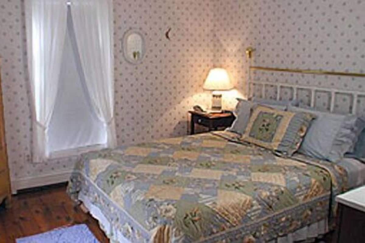 Room, 1 Queen Bed, Shared Bathroom | Iron/ironing board, free WiFi, bed sheets