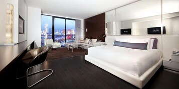 Hypo-allergenic bedding, pillowtop beds, in-room safe, desk