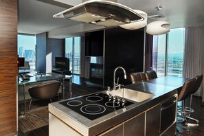 Hypo-allergenic bedding, pillowtop beds, in-room safe, desk