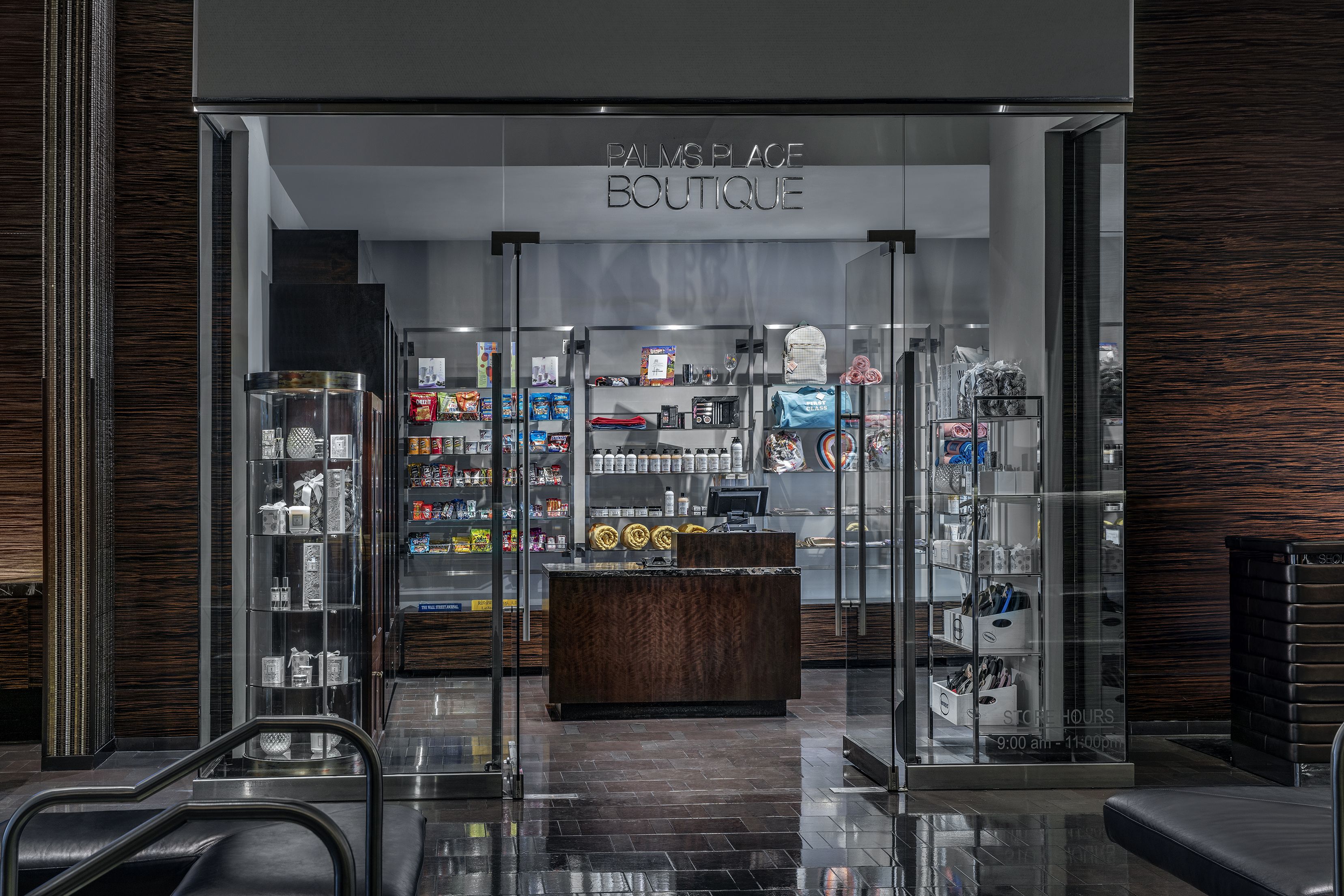 Una tienda boutique con vitrinas de cristal y una barra de madera.