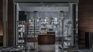 Una tienda boutique con vitrinas de cristal y una barra de madera.