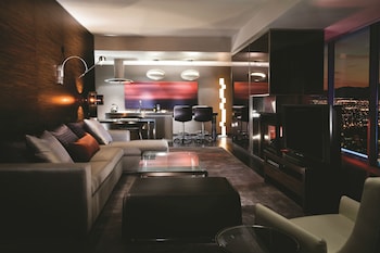 Hypo-allergenic bedding, pillowtop beds, in-room safe, desk at Palms Place