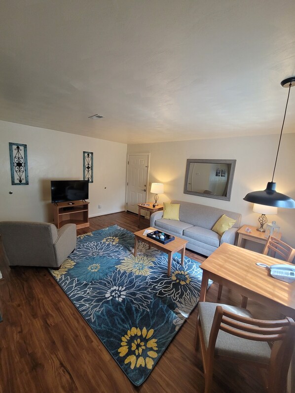 Suite, 1 Queen Bed, Non Smoking (Mobile) | Living area