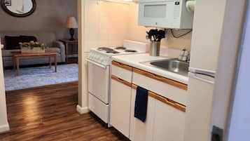 Suite, 1 Queen Bed, Non Smoking (Mobile) | Private kitchen | Full-sized fridge, microwave, oven, stovetop