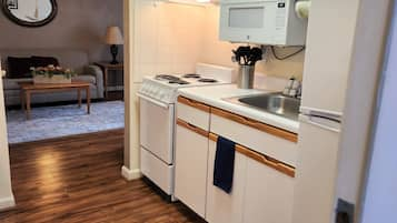 Suite, 1 Queen Bed, Non Smoking (Mobile) | Private kitchen | Full-size fridge, microwave, oven, stovetop