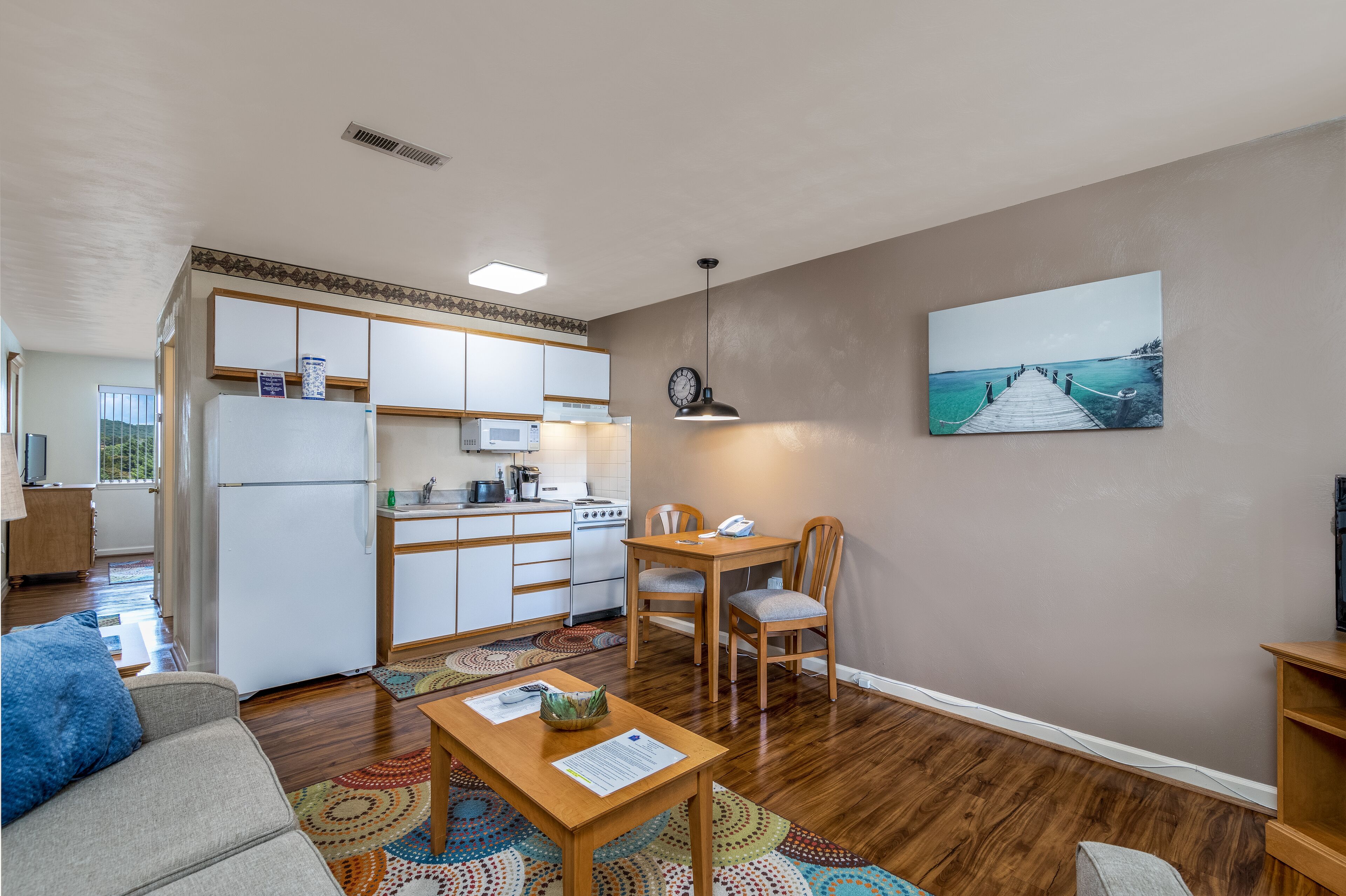 Suite estándar, 1 cama Queen size, para no fumadores | Área de sala de estar | Televisión de pantalla plana y reproductor de DVD 