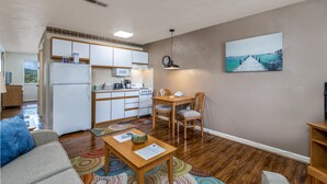 Habitación estándar, 1 cama Queen size, para no fumadores | Área de sala de estar