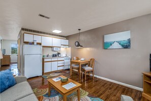 Standard Suite, 1 Queen Bed, Non Smoking | Living area