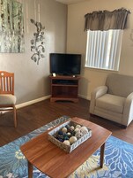 Suíte standard, 1 cama Queen | Área de estar | TV de tela plana