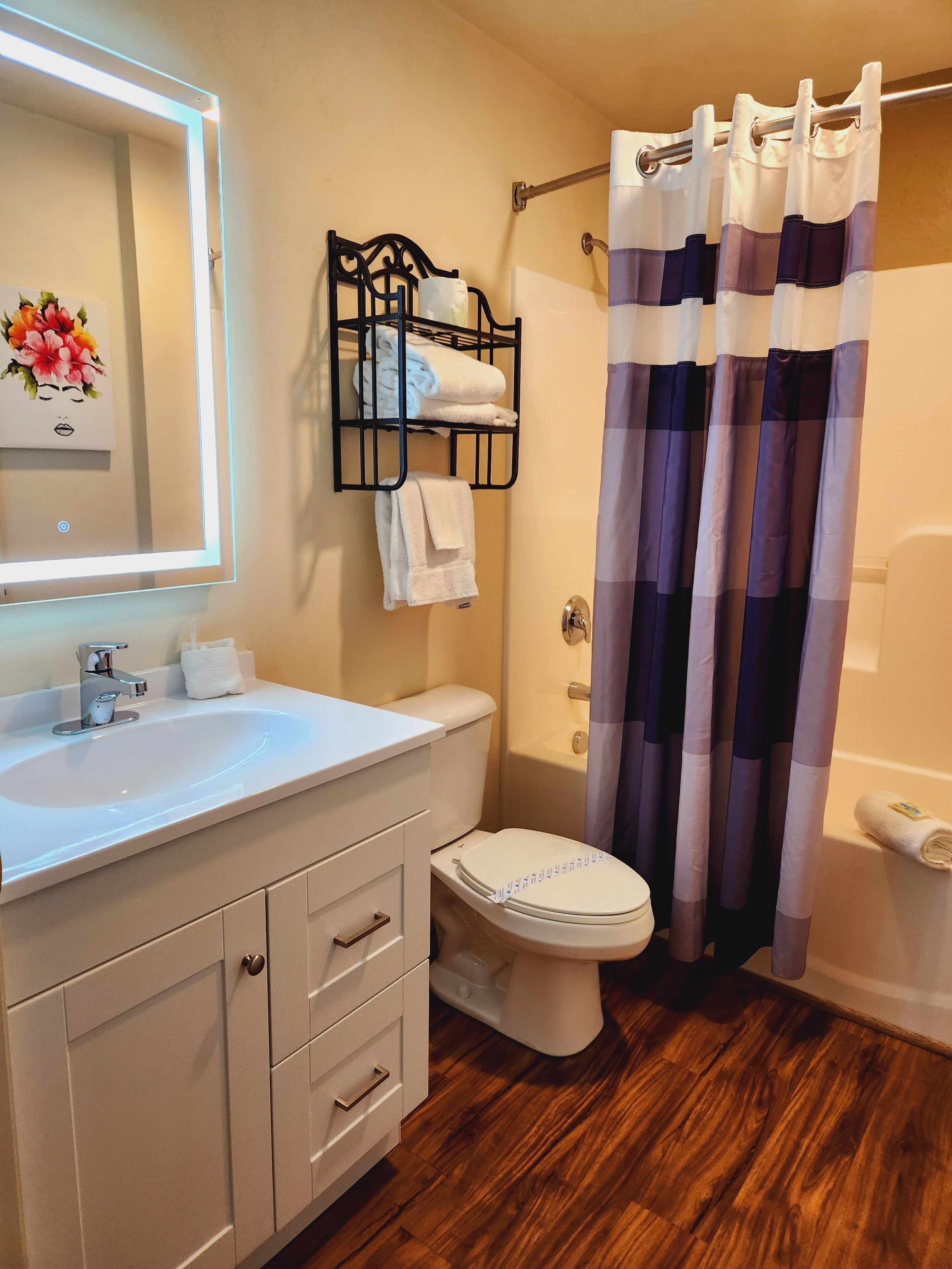 standard suite, 1 queen bed | bathroom | combined shower/bathtub, deep-soaking bathtub, free toiletries, towels