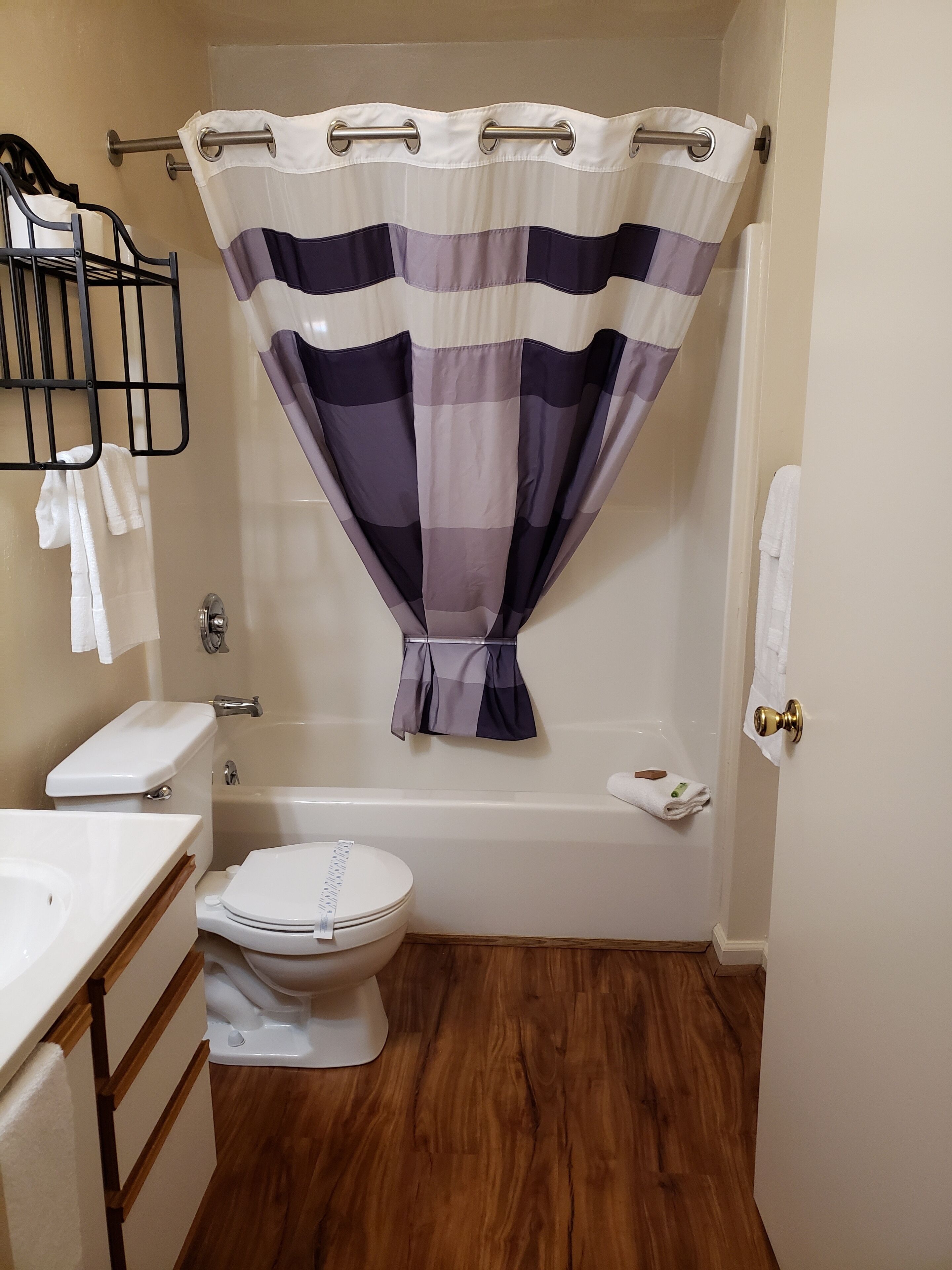 studio suite, 1 queen | bathroom | combined shower/bathtub, deep-soaking bathtub, free toiletries, towels