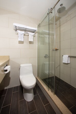 Shower, rainfall showerhead, designer toiletries, hair dryer - Hotel Le Jolie (Brooklyn)
