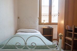 Enkeltrom, delt bad | Minibar, safe på rommet og wi-fi (mot et tillegg)