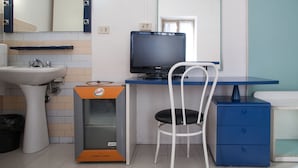 Habitación triple, baño compartido | Minibar, caja fuerte, wifi