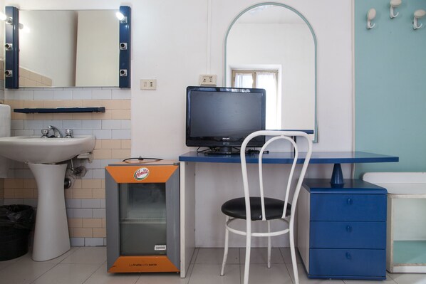 Tremannsrom, delt bad | Minibar, safe på rommet og wi-fi (mot et tillegg)