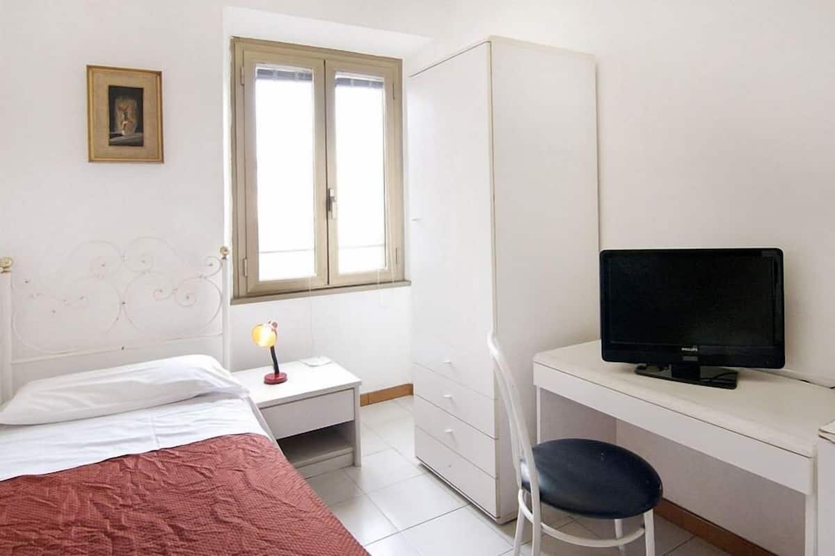 Minibar, in-room safe, WiFi (surcharge)