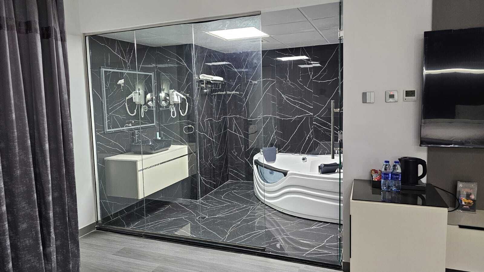 Shower, rainfall showerhead, free toiletries, hair dryer