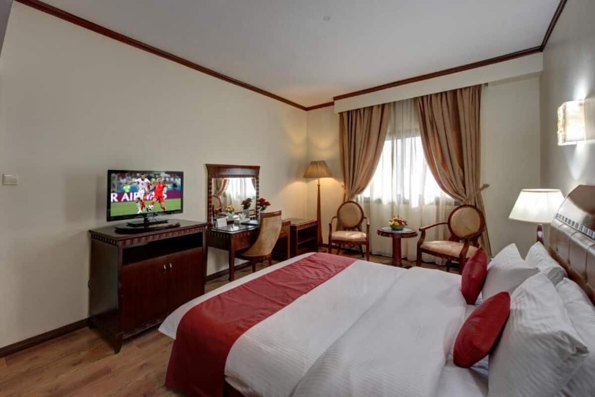 Deluxe Double Room, 1 King Bed | Down duvets, pillow-top beds, desk, laptop workspace