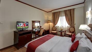 Deluxe dubbelrum - 1 kingsize-säng | Duntäcken, bäddmadrasser, skrivbord och arbetsyta för laptop