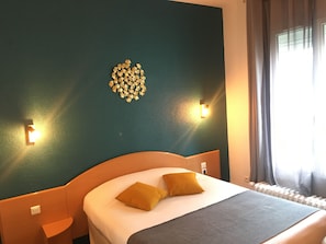 Standard-Doppelzimmer, 1 Doppelbett | Hochwertige Bettwaren, individuell dekoriert, Schreibtisch