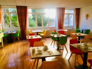 Tägliches Frühstücksbuffet gegen Gebühr