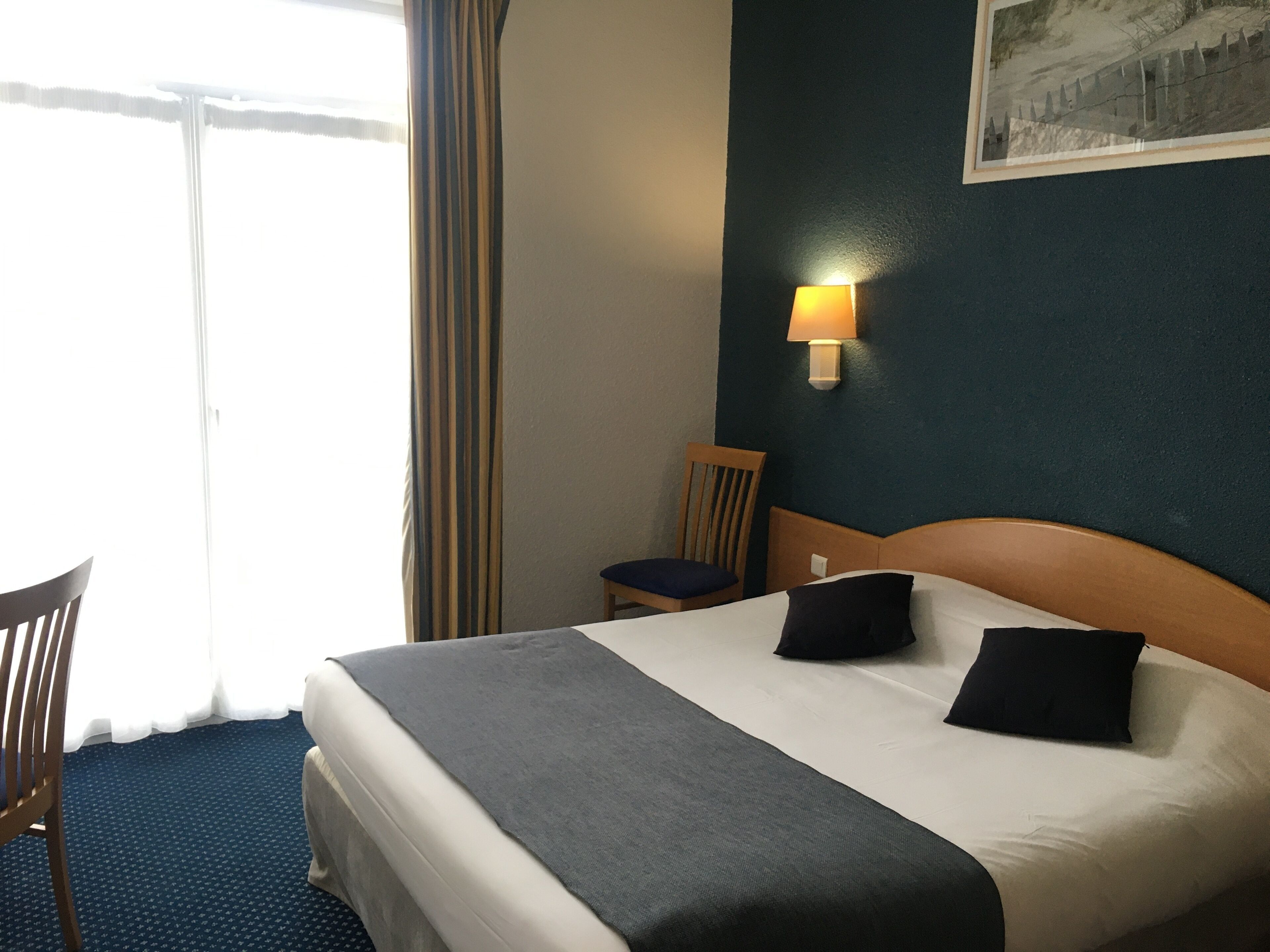 Luxe beddengoed, individueel gedecoreerd, een bureau