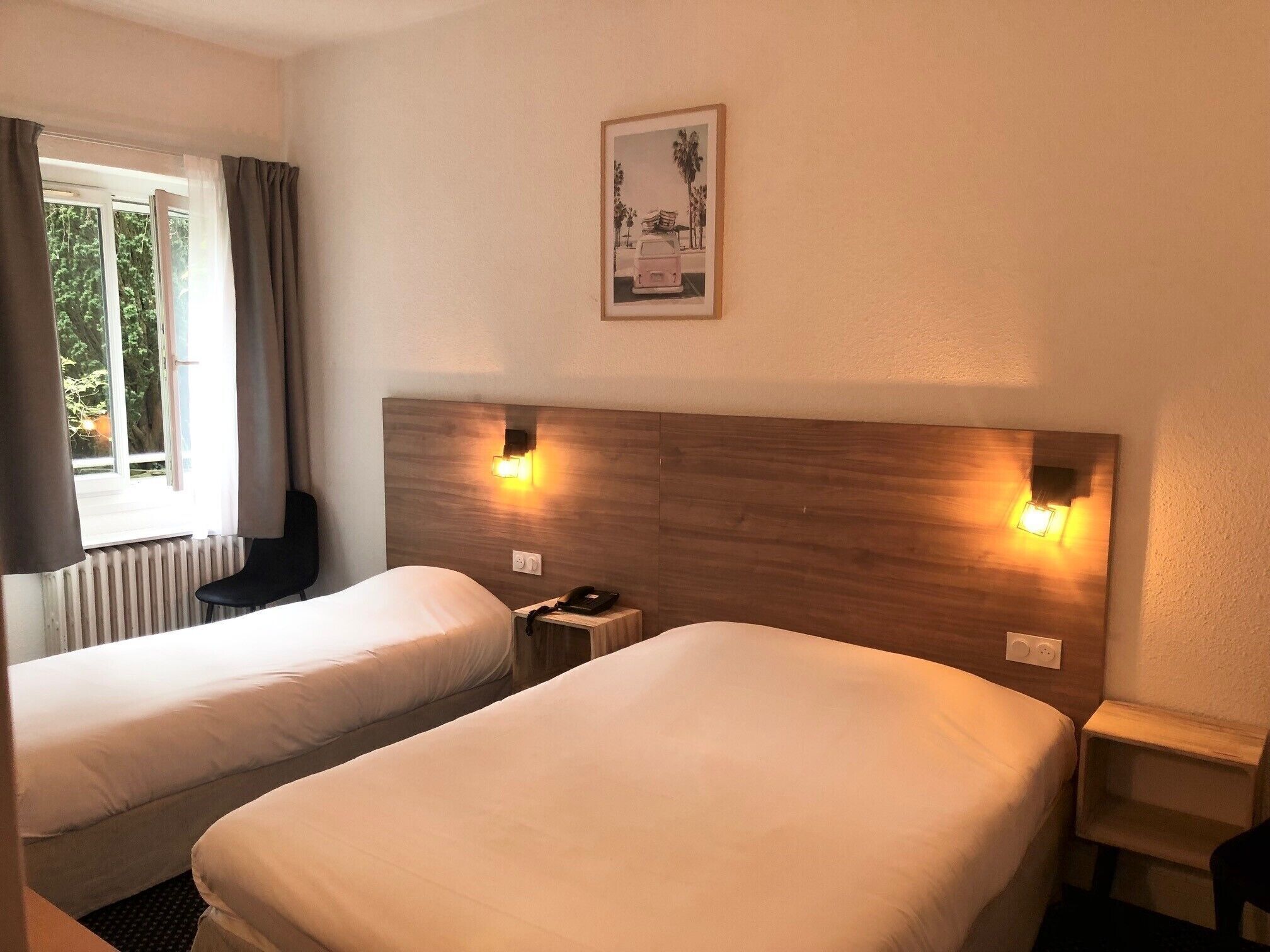 Luxe beddengoed, individueel gedecoreerd, een bureau