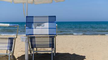 Privatstrand in der Nähe, Liegestühle, Sonnenschirme