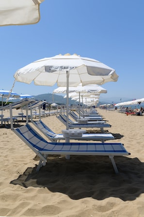 Privéstrand vlakbij, ligstoelen, parasols