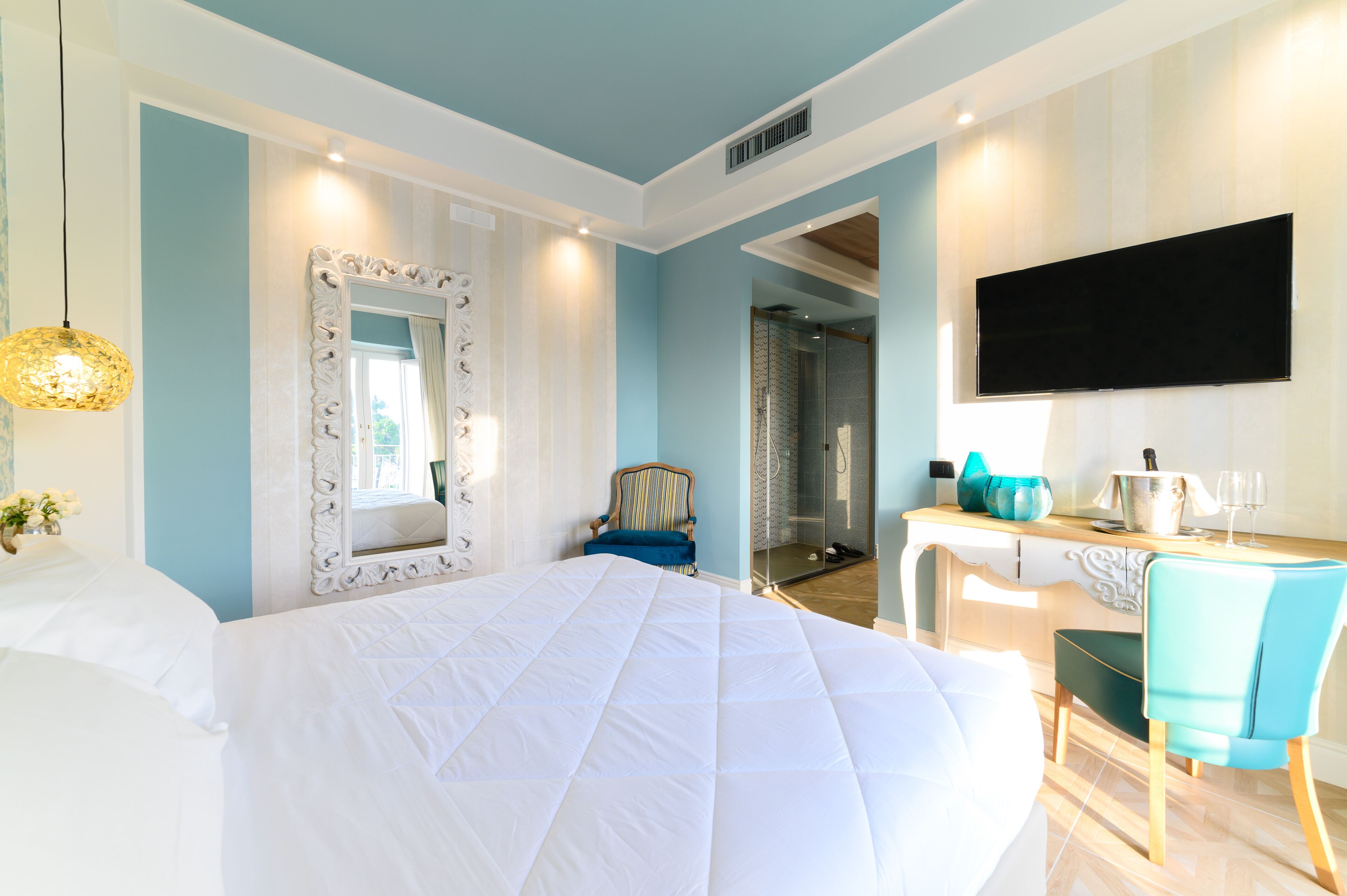 Junior Suite | Minibar, in-room safe, desk, soundproofing