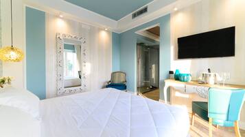 Junior Suite | Minibar, in-room safe, desk, soundproofing