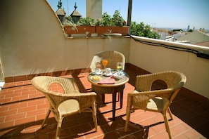 Standard Room | Terrace/patio - Hotel ELE Santa Bárbara (Castilleja de la Cuesta)