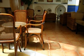 Bar (on property) - Hotel ELE Santa Bárbara (Castilleja de la Cuesta)