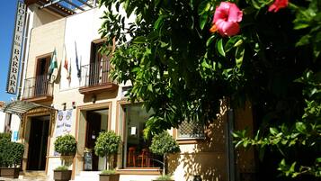 Mặt tiền nơi lưu trú