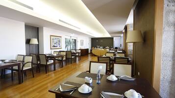 Café da manhã com buffet grátis todos os dias