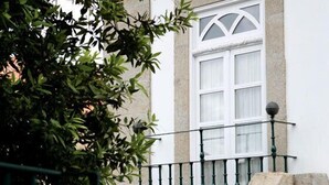 A stone staircase leading to a white building with a window featuring a decorative glass design. - Montebelo Palácio dos Melos Viseu Historic Hotel (Viseu)