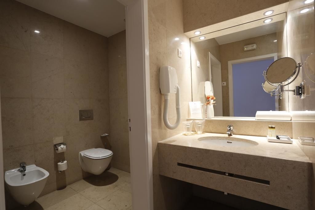 combined shower/bathtub, jetted bath, free toiletries, hair dryer