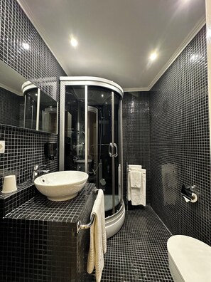 Economy Room | Bathroom | Shower, hair dryer, towels - Hotel Pilar Plaza (Zaragoza)