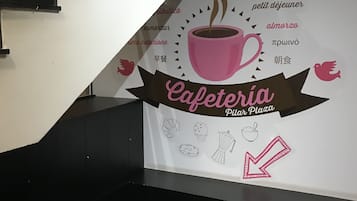 每日供应自助式早餐(每人 EUR 10)