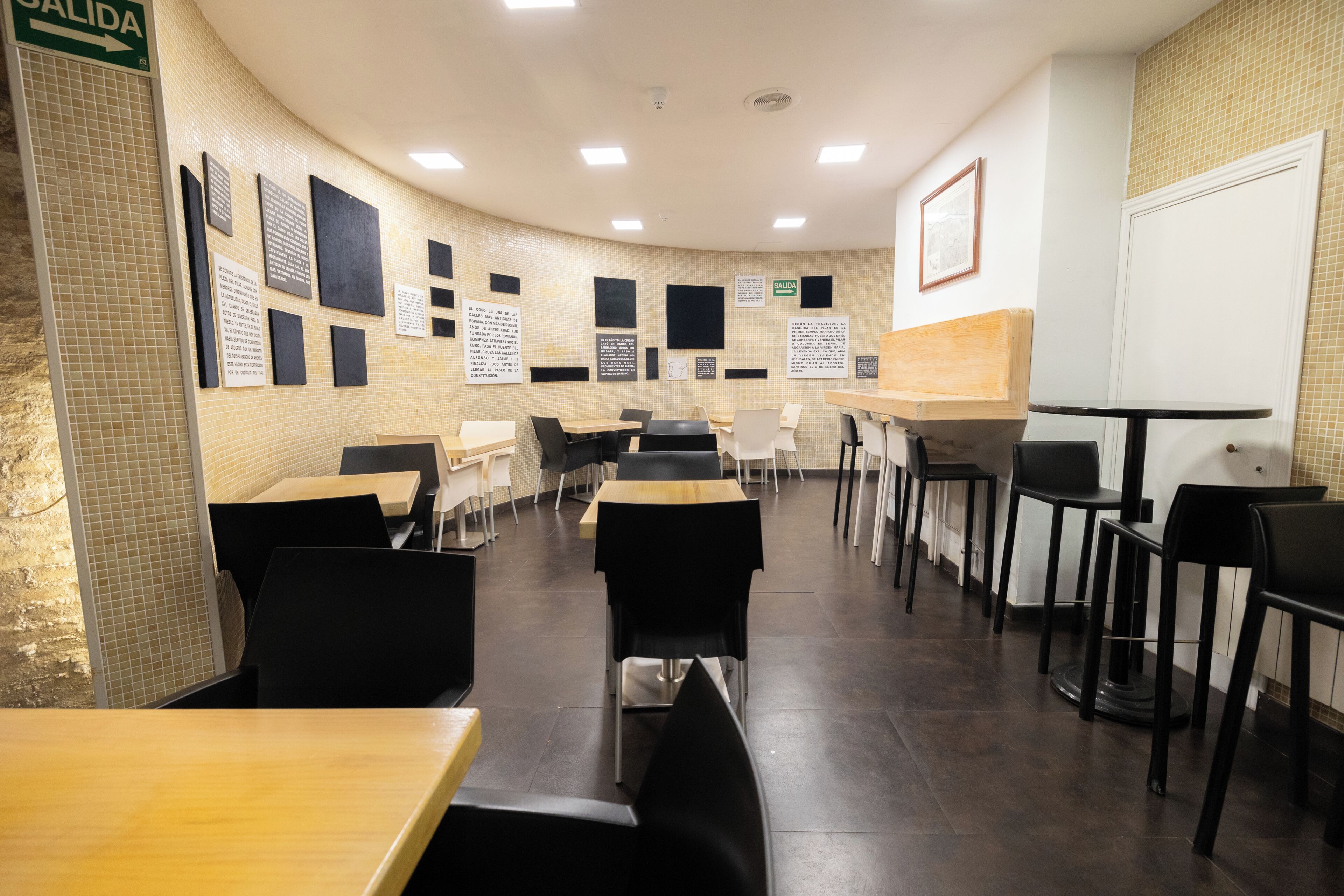 Se ofrece un desayuno bufé todos los días (10 EUR por persona)