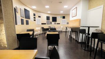 Se ofrece un desayuno bufé todos los días (10 EUR por persona)