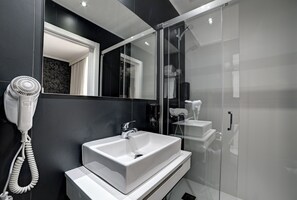 Standard Double Room, City View | Bathroom | Shower, hair dryer, towels - Hotel Pilar Plaza (Zaragoza)