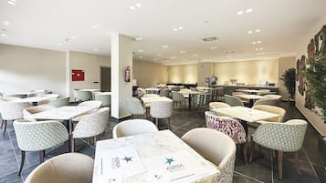 Päivittäinen buffetaamiainen (10.90 EUR per henkilö)