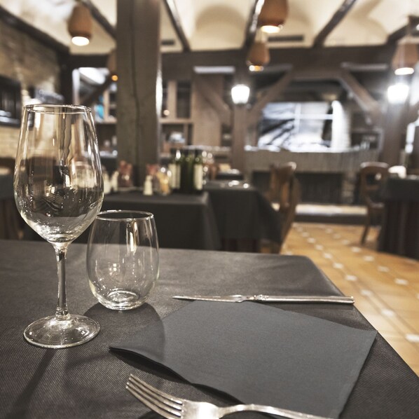 Breakfast, lunch, dinner served; local cuisine  - El Aguila Hotel (Utebo)