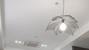 Un interior moderno con sofá, otomanas y una mesa de comedor.