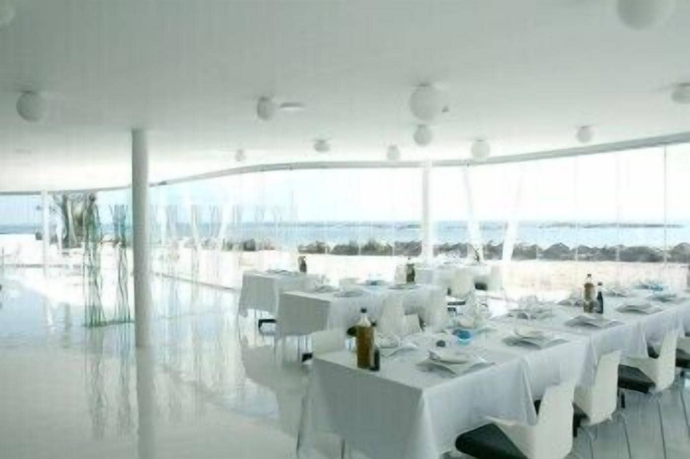 حيث تُقدم وجبات الإفطار، الغداء، العشاء، الأطباق الإقليمية