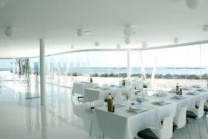 Se sirven desayunos, almuerzos, cenas y cocina regional