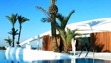 12 outdoor pools