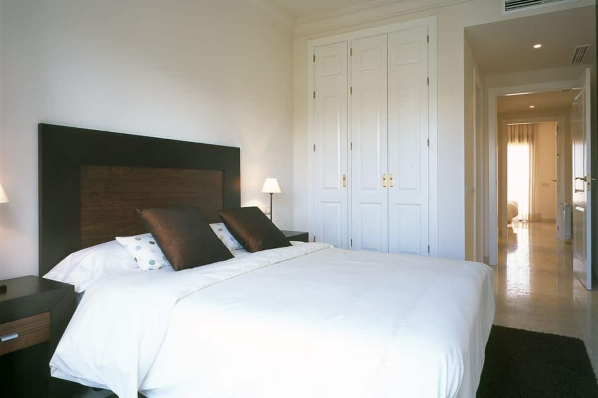 Ylelliset vuodevaatteet, untuvapeitot, silitysrauta/-lauta, vauvansängyt